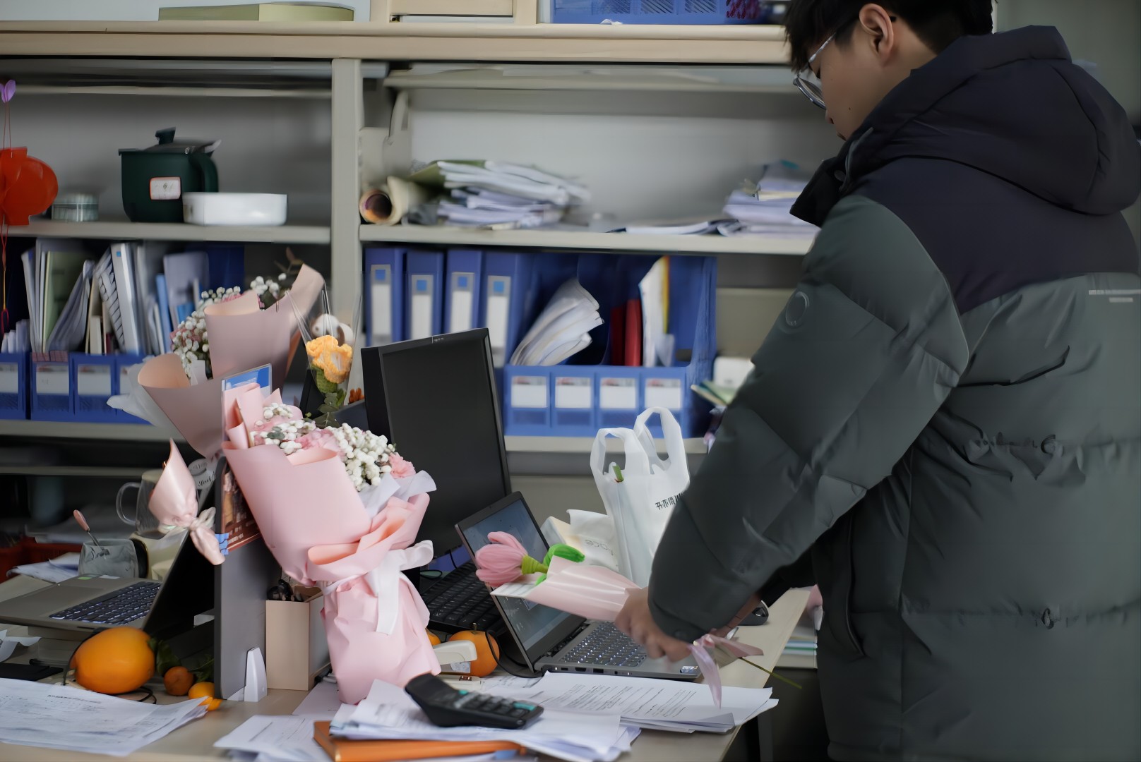 【学团活动】阳春三月天 巾帼绽芳华——大数据学院开展“三八妇女节”温情送花活动