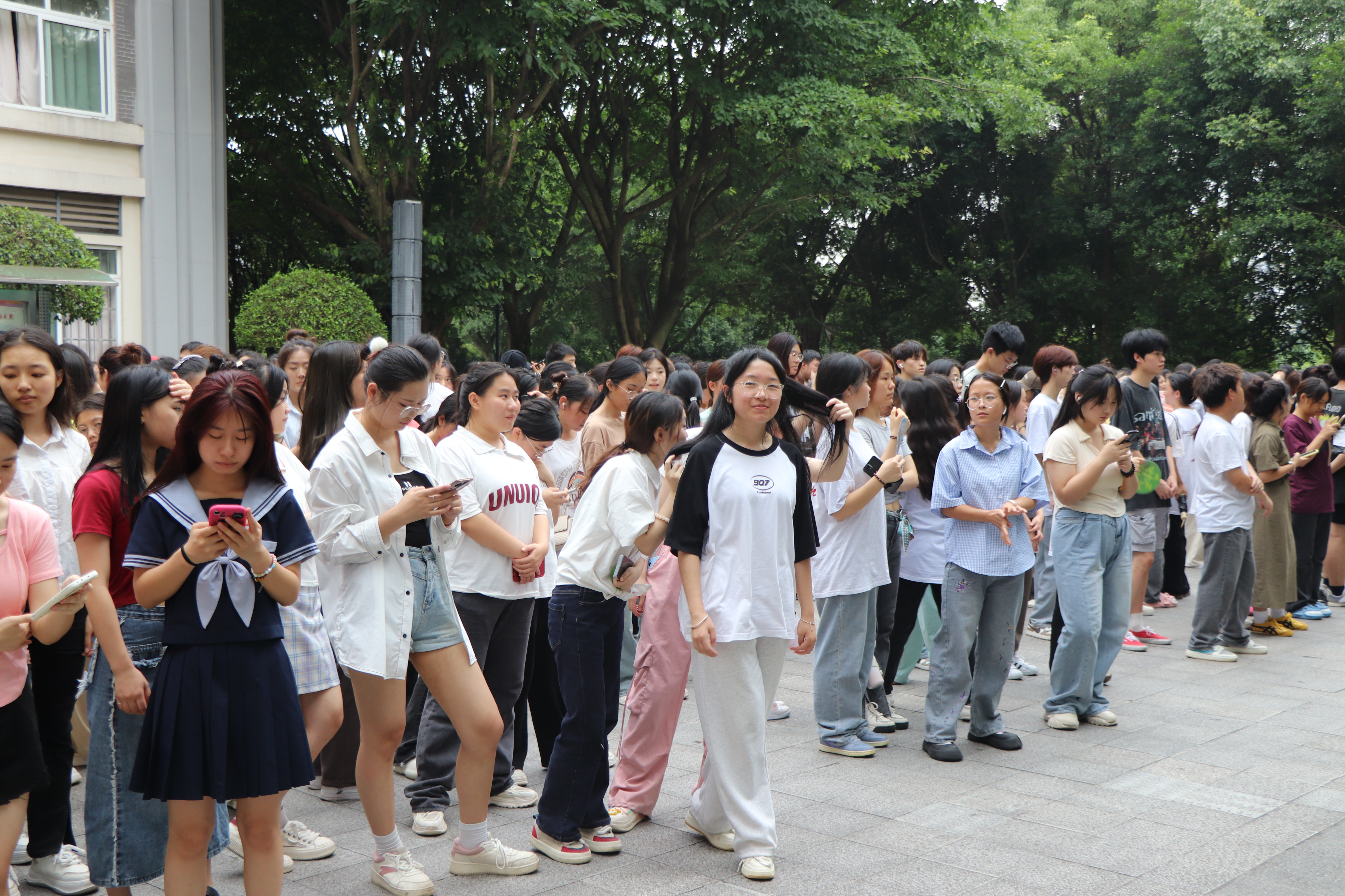 【学院新闻】我为同学做实事—“杂草清，春复苏”管理学院顺利开展校园美化支援拔草行动