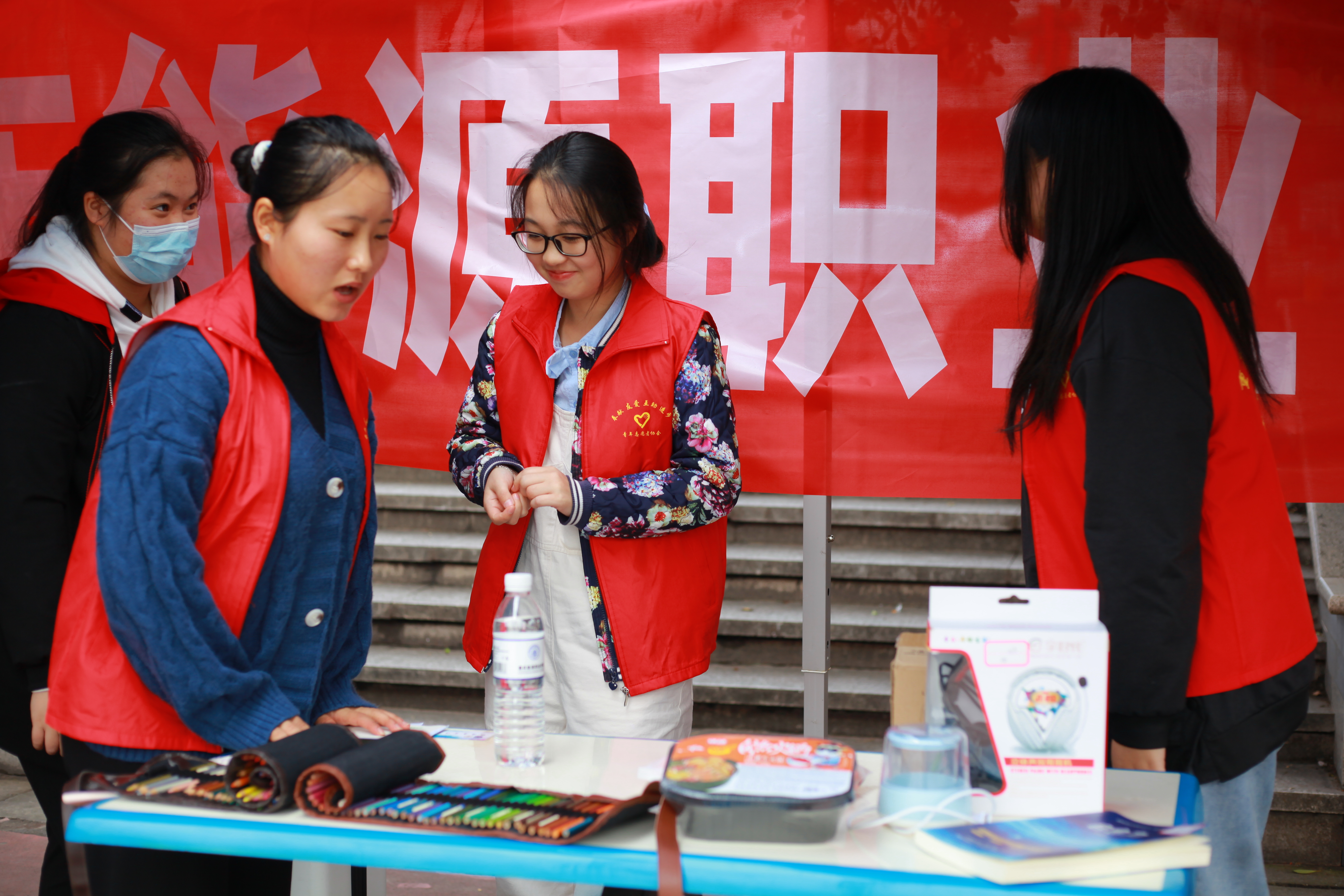 我为同学做件事——我校举办“跳蚤市场”活动。