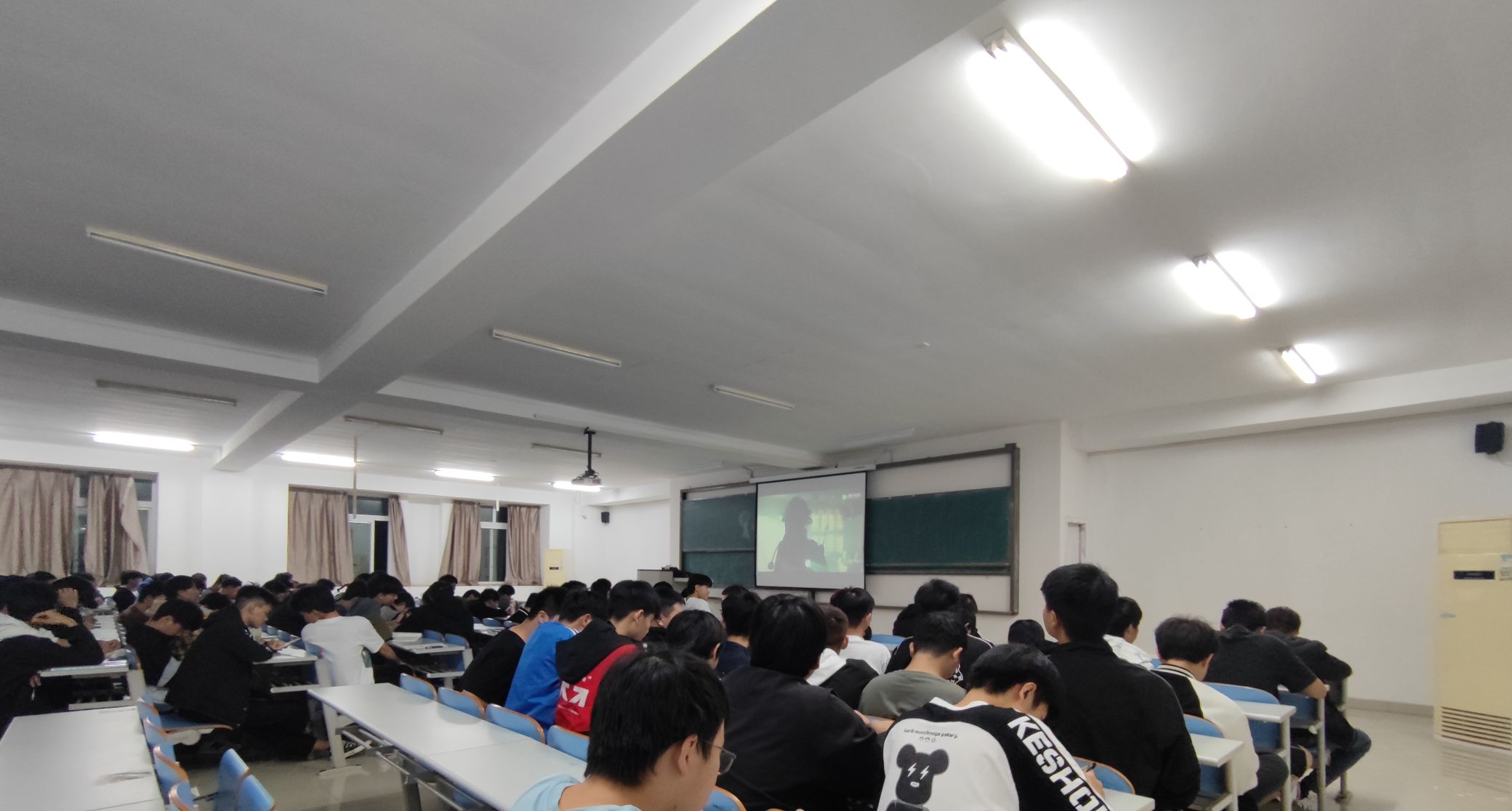 汽车学院开展消防安全主题班会