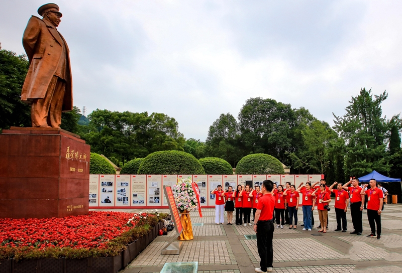 追寻红色足迹 弘扬革命精神 ——我校积极参加江津区退役军人关爱协会主题党日